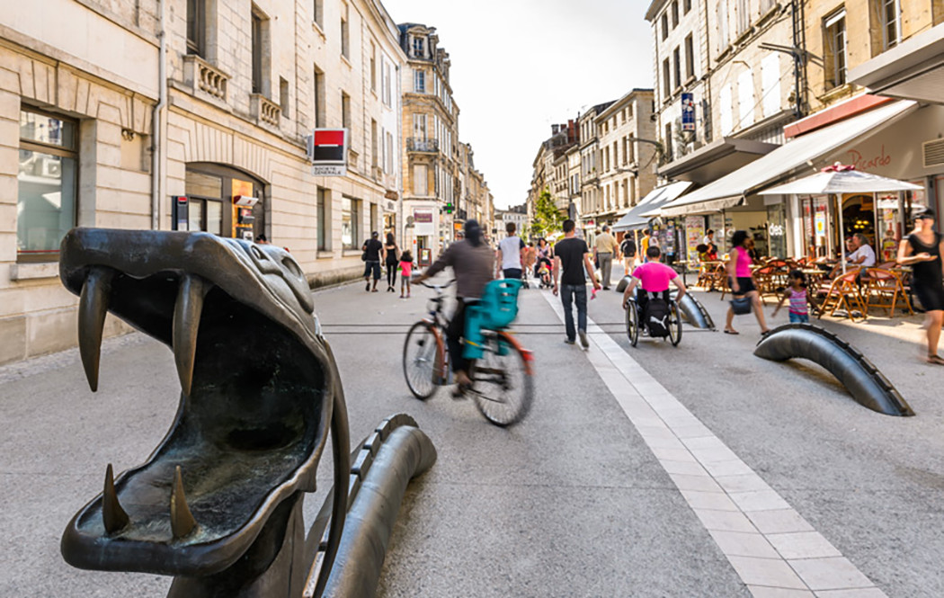Rue Ricard en centre-ville de Niort, à proximité des jardins de la Brèche