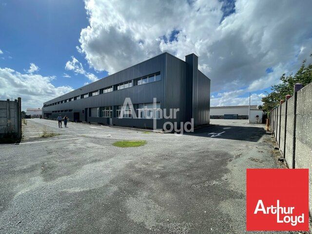 LOCATION BUREAUX NIORT ZONE SAINT LIGUAIRE 1022m2 DIVISIBLE A PARTIR DE 200m2