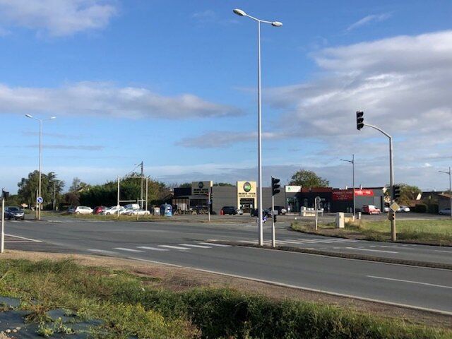 A LOUER - LOCAL COMMERCIAL EMPLACEMENT PREMIUM ZONE COMMERCIALE POITIERS SUD