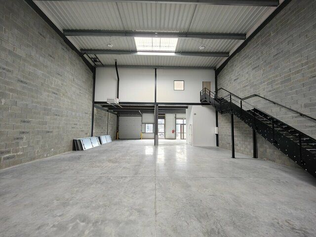 POITIERS ZI REPUBLIQUE - LOCAUX D'ACTIVITES A LOUER - BUREAUX ET ENTREPOT 396M²