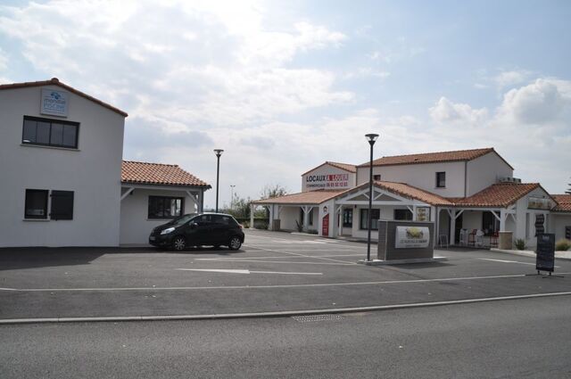 A vendre bureaux bruts de béton Chauray zone burger king
