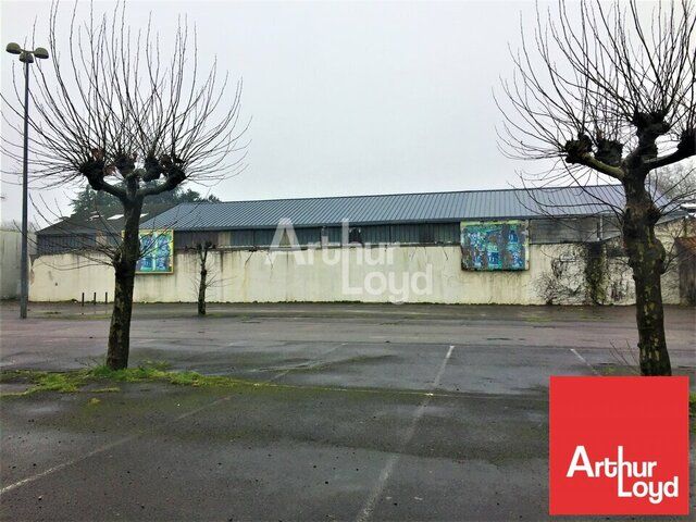 A LOUER LOCAL D'ACTIVITE DE 360 m2 - CENTRE VILLE - FONTENAY LE COMTE