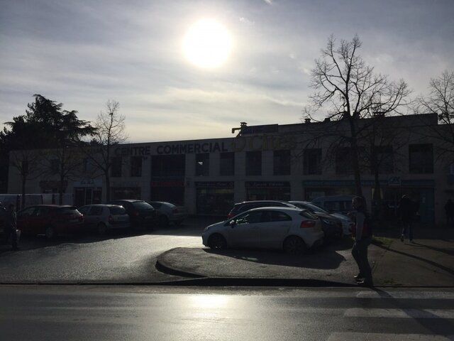 A vendre local commercial 40 m² environ dans petit centre commercial POITIERS périphérie