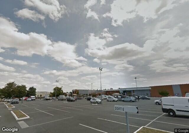 A louer superbe local commercial 780 m² - site Leclerc à PARTHENAY (79)