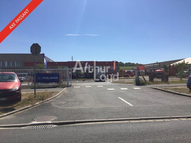 A LOUER ENSEMBLE IMMOBILIER ZONE COMMERCIALE SUR CHATELLERAULT NORD