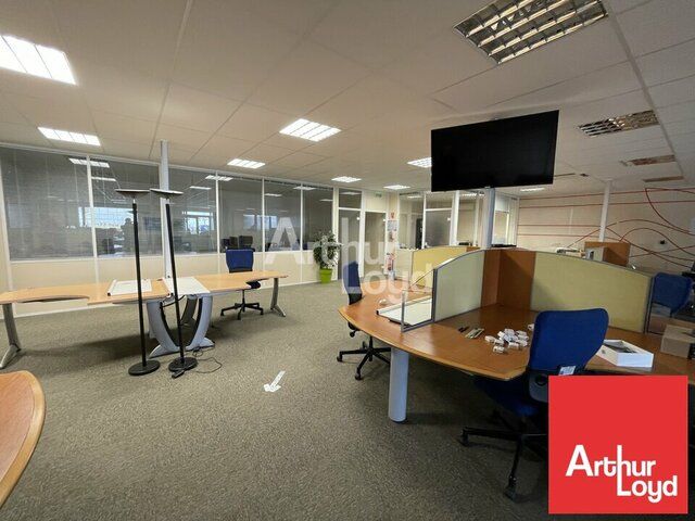 LOCATION BUREAUX A ECHIRE PROCHE NIORT ENVIRON 376m2 AVEC PARKINGS BELLE VISIBILITE