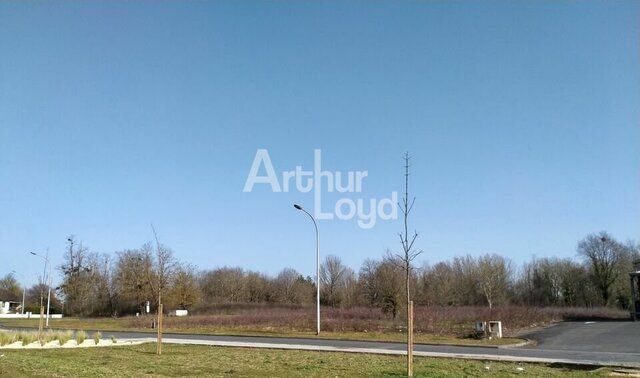 TERRAIN CONSTRUCTIBLE TOUS COMMERCES DE 4 237 M² SUR CHATELLERAULT SUD