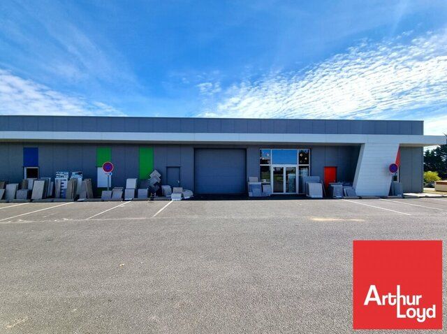 FONTAINE LE COMTE - LOCAL d'ACTIVITES ARTISANALES OU INDUSTRIELLES A VENDRE 408m²