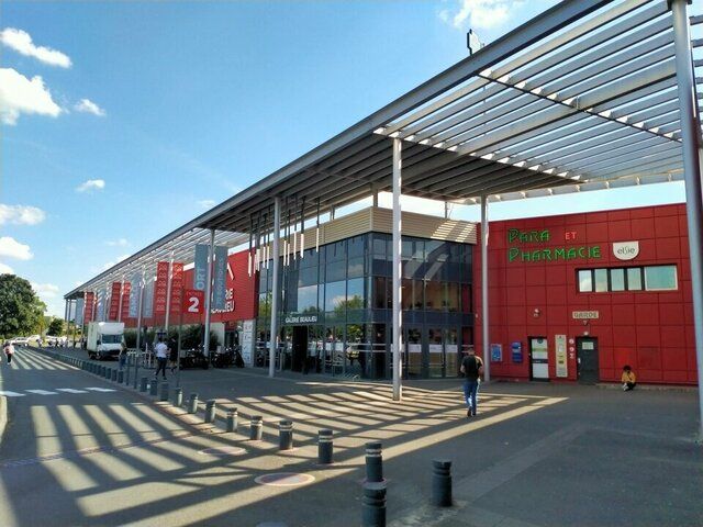 A LOUER CELLULE COMMERCIALE 1500m2 SUR ZONE COMMERCIALE POITIERS EST