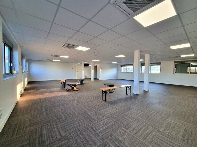 FONTAINE LE COMTE - A LOUER BUREAUX RENOVES SECTEUR AUCHAN / CGR