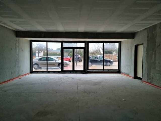 A LOUER POITIERS QUARTIER MONTGORGES LOCAL COMMERCIAL NEUF  BRUT DE BETON 96m²