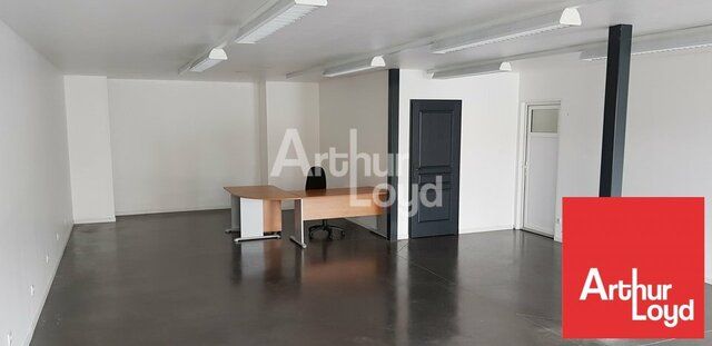 LOCATION LOCAL COMMERCIAL 75M2 ZONE SAINT FLORENT NIORT AVEC PARKINGS