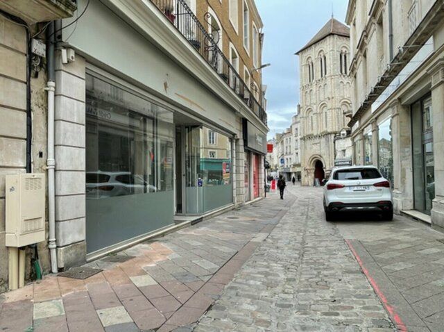 LOCAL COMMERCIAL DE 238 M2 HYPER CENTRE DE POITIERS