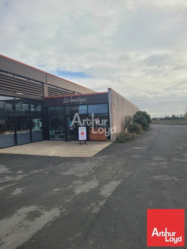 LOCATION LOCAL COMMERCIAL NIORT CHAURAY MENDES FRANCE 1163m2 BELLE VISIBILITE