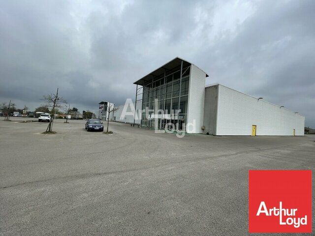 LOCAL COMMERCIAL 2054m2 BELLE VISIBILITE AVEC PARKINGS PARTHENAY