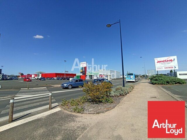 BUREAUX OU LOCAL COMMERCIAL A LOUER ZONE MENDES FRANCE CHAURAY NIORT AVEC VISIBILITE