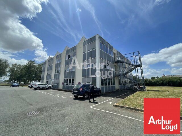 BUREAUX DE 900m² A LOUER A CHAURAY PROCHE DE L'AVENUE DE PARIS ET DE LA ZONE MENDES FRANCE CHAURAY NIORT