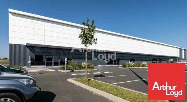 A LOUER LOCAL COMMERCIAL DE 783m² EN ZONE COMMERCIALE A NEUVILLE DE POITOU (86)