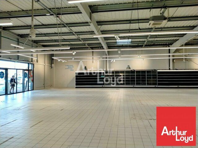 A LOUER LOCAL COMMERCIAL DE 939m² EN ZONE COMMERCIALE PROCHE SUPER U SUR VOUILLE (86)