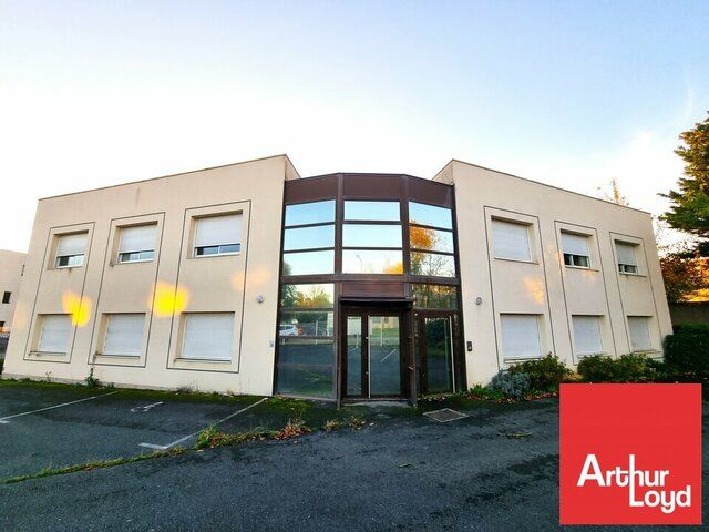 BUREAUX A LOUER A SAINT BENOIT QUARTIER DU CHU ET DE LA POLYCLINIQUE - 604M²