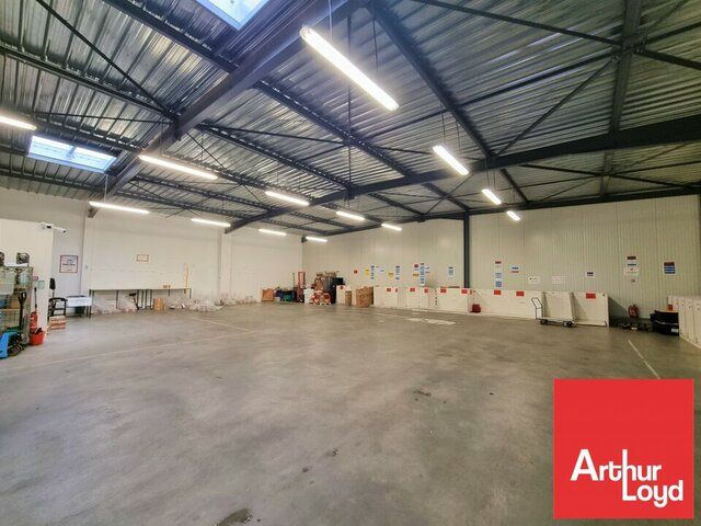 POITIERS PROCHE REPUBLIQUE - ENTREPOT AVEC BUREAUX A LOUER 480M² - IMMEUBLE RECENT AVEC BELLE VISIBILITE