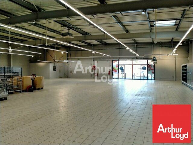 A LOUER LOCAL COMMERCIAL DE 469m² EN ZONE COMMERCIALE PROCHE SUPER U SUR VOUILLE (86)