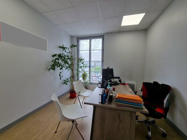 POITIERS - BUREAUX A LOUER PORTE DE PARIS - 100M² DONT LOCAL VITRINE DE 30M²