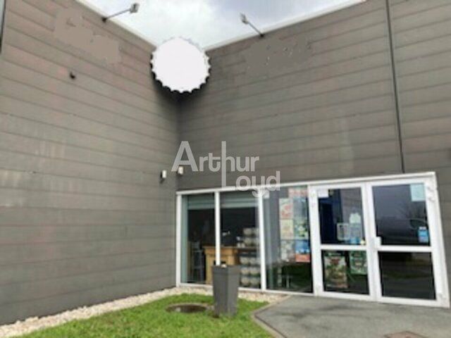 A LOUER LOCAL COMMERCIAL DE 430 M² LES HERBIERS A PROXIMITE D'UN ROND POINT.