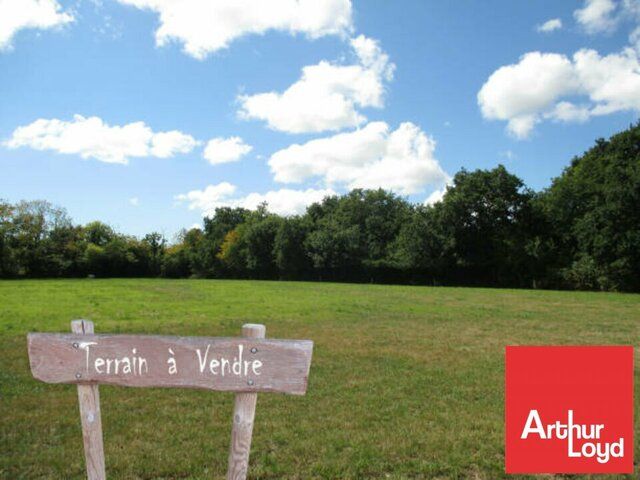 A VENDRE UN TERRAIN DE 1 800 m2 CONSTRUCTIBLE - ZONE INDUSTRIELLE - LUCON