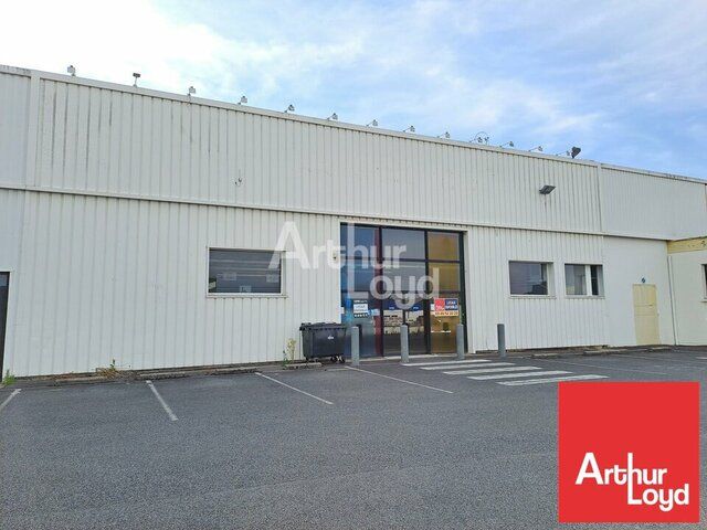 A LOUER LOCAL COMMERCIAL 1 240m² PROCHE ZONE DU LECLERC JARDRES (86)