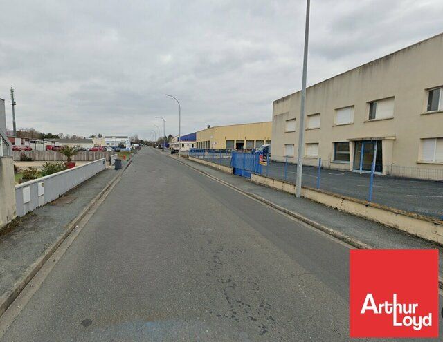 A LOUER ZI REPUBLIQUE - ENTREPOT DE 400M² AVEC UN QUAI ET DEUX PORTES RIDEAU