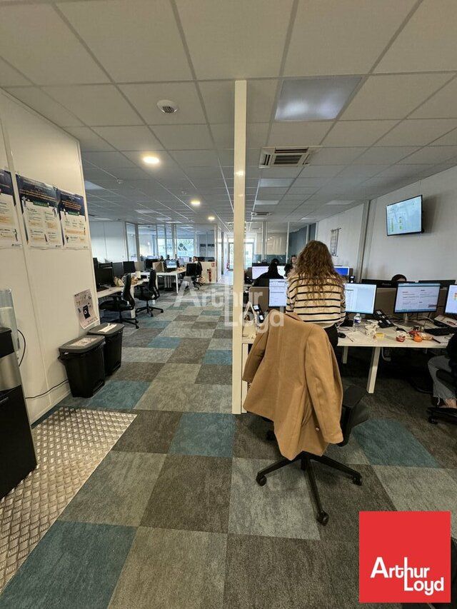 LOCATION BUREAUX A ECHIRE PROCHE MENDES FRANCE NIORT ENVIRON 305m2 AVEC PARKINGS BELLE VISIBILITE PROCHE RESTAURATION ET AUTOROUTE