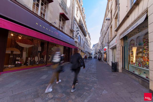 A VENDRE LOCAL COMMERCIAL AU COEUR DU CENTRE VILLE DE POITIERS DANS UNE RUE PIÉTONNE N°1