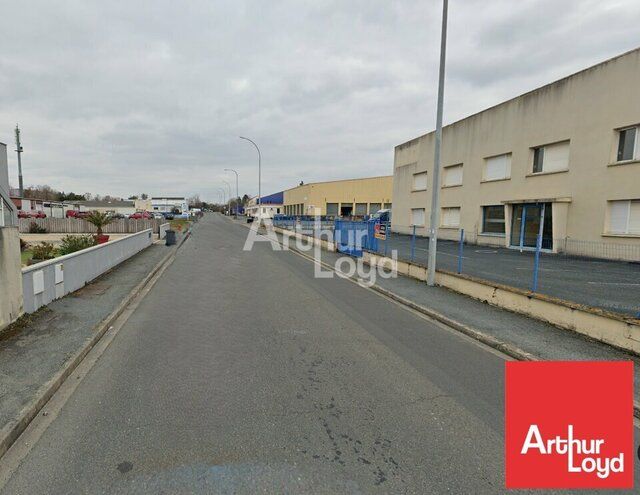 A LOUER - POITIERS ZONE REPUBLIQUE - ENTREPOT DE 400M²
