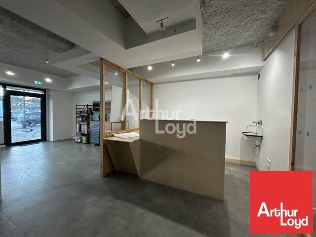 A LOUER - POITIERS - BUREAU AVEC VITRINE - 50m²