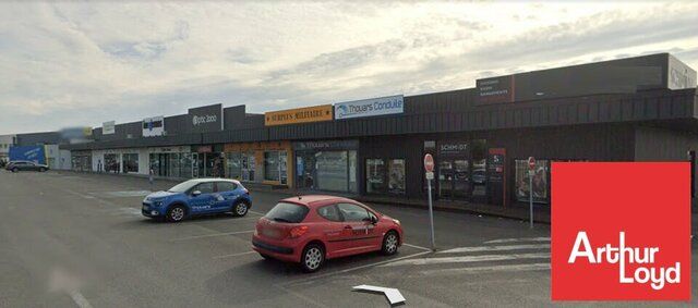 LOCAL COMMERCIAL A LOUER CENTRE LECLERC THOUARS 79100 DE 200 M²