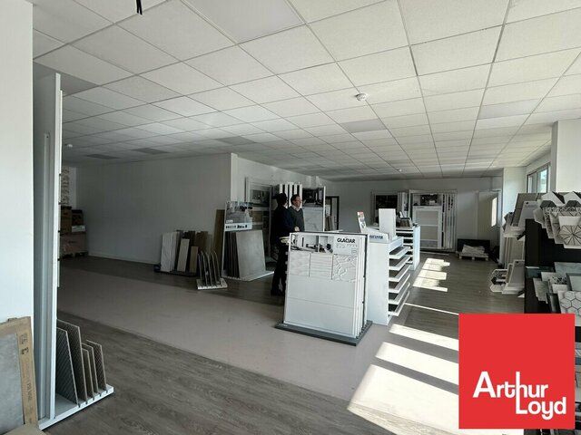 A LOUER - LOCAL COMMERCIAL AVEC SHOWROOM - ZONE D'ACTIVITÉS ET INDUSTRIELLE - POITIERS