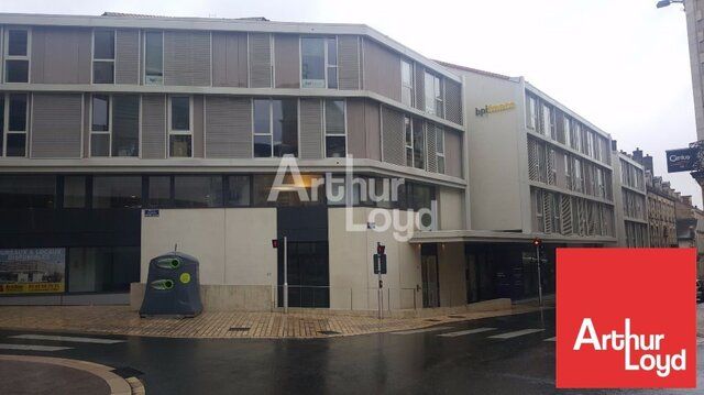 POITIERS A 2 PAS DES CORDELIERS BUREAUX EN REZ DE CHAUSSEE