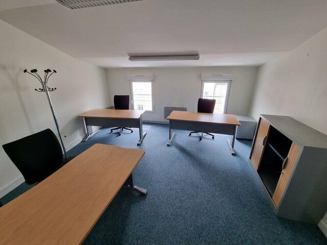 OPPORTUNITÉ RARE  BUREAUX TOUT ÉQUIPÉS PROCHE BD DE L'EUROPE