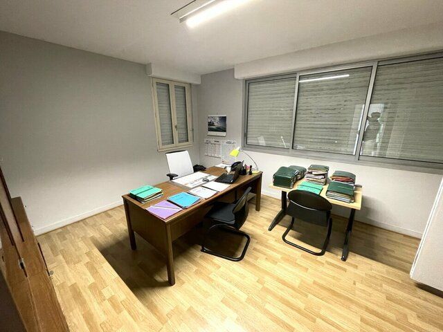 BUREAUX LIVRES ENTIEREMENT RENOVES ZONE REPUBLIQUE 65.5M²