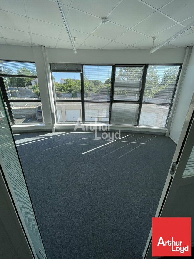 LOCATION BUREAUX 600m2 AVEC PARKINGS SECTEUR AVENUE DE LA ROCHELLE PROCHE HYPER CENTRE NIORT